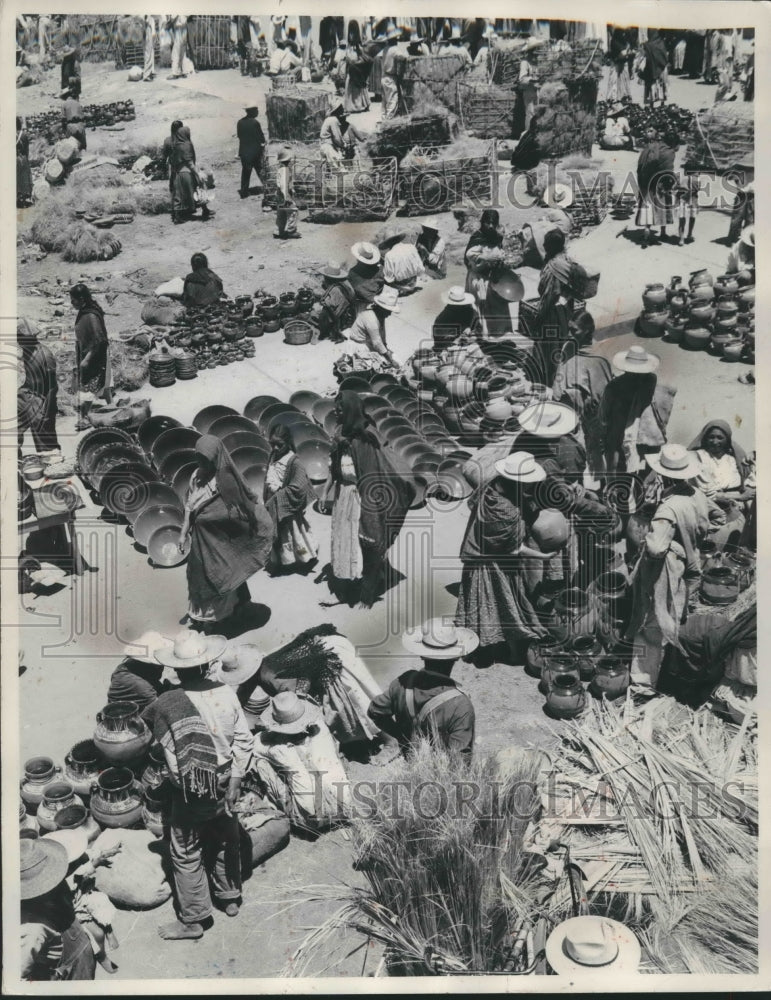 1965 Press Photo Weekly market day near Mexico City, Mexico - mjb45107- Historic Images