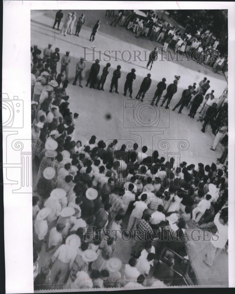 1961 Press Photo Mexican troops controlling crowds at Chilpancingo, Guerrero- Historic Images