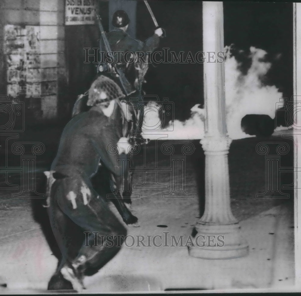 1952 Press Photo Mexican policeman and soldier charging Mexican rioters