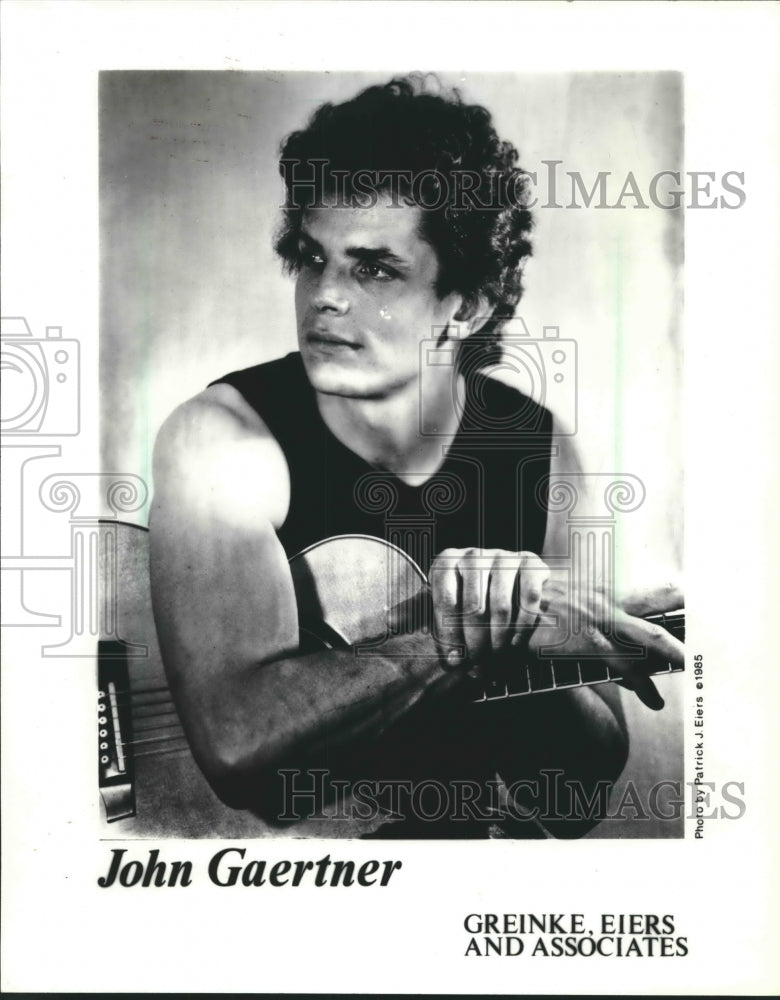 1986 Press Photo Rock and Blues artist John Gaertner playing at Golden Mushroom- Historic Images