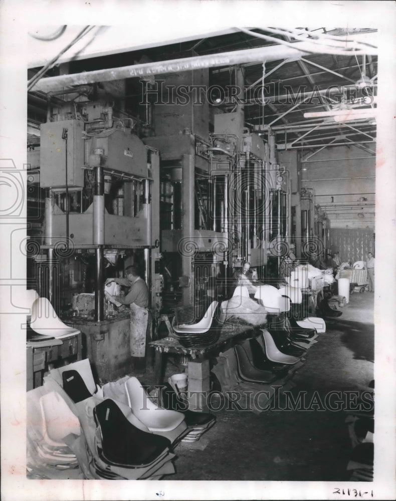 1962 Press Photo Gisholt Machine Company, Madison, Wisconsin making chair seats