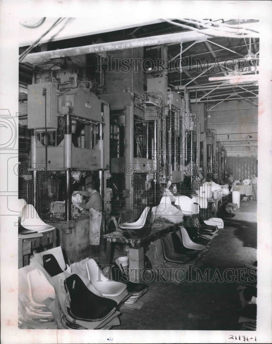 1962 Press Photo Gisholt Machine Company, Madison, Wisconsin making chair seats
