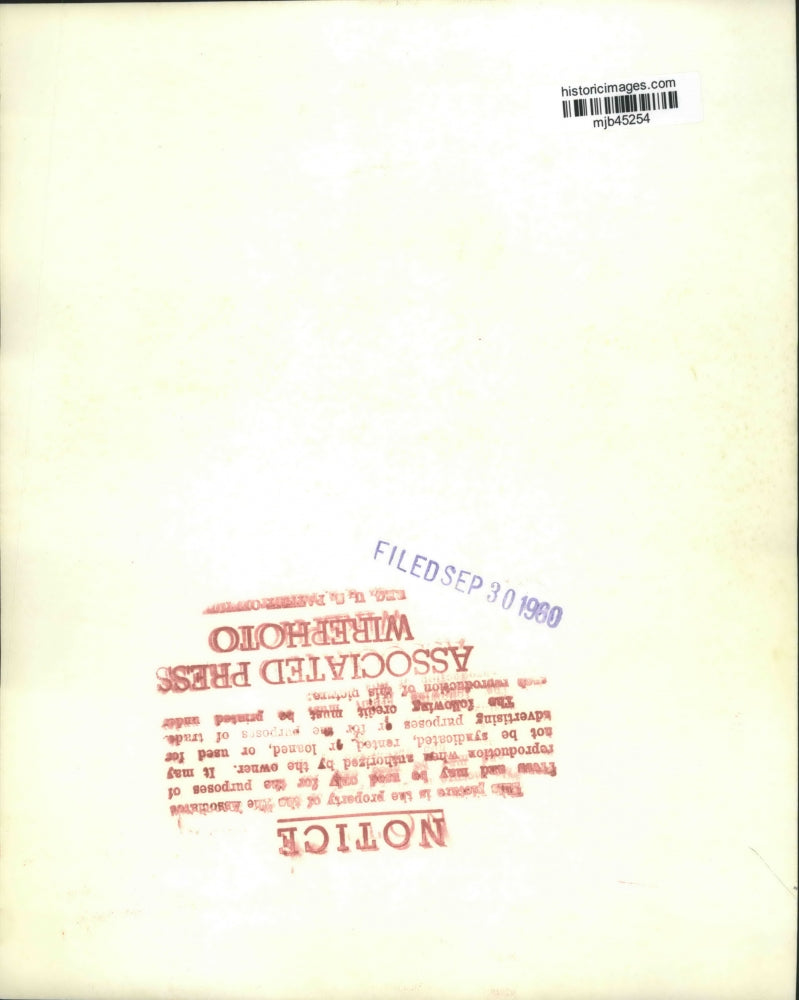 1960 Press Photo Jerry Giesler gets help at Mount Sinai Hospital in Hollywood.