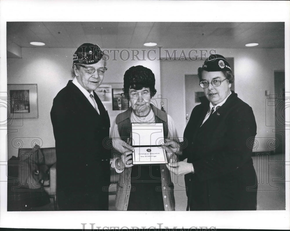 1975 Press Photo Ione Q. Griggs receives award from Legion Auxiliary. Post 448- Historic Images