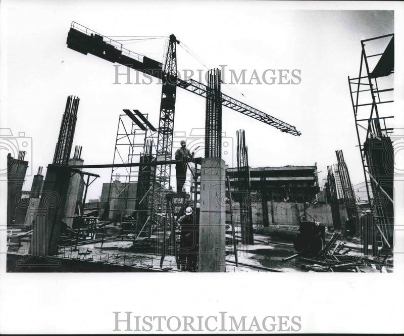 Load image into Gallery viewer, 1964 Press Photo Greyhound building Milwaukee, Wisconsin, going up. - mjb45324
