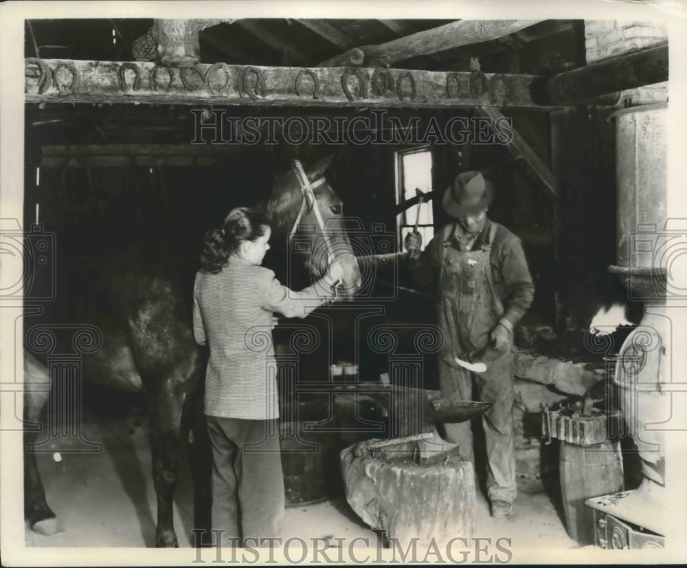 1953 Press Photo Lester Kading showing how horseshoes were once made, Wade House- Historic Images