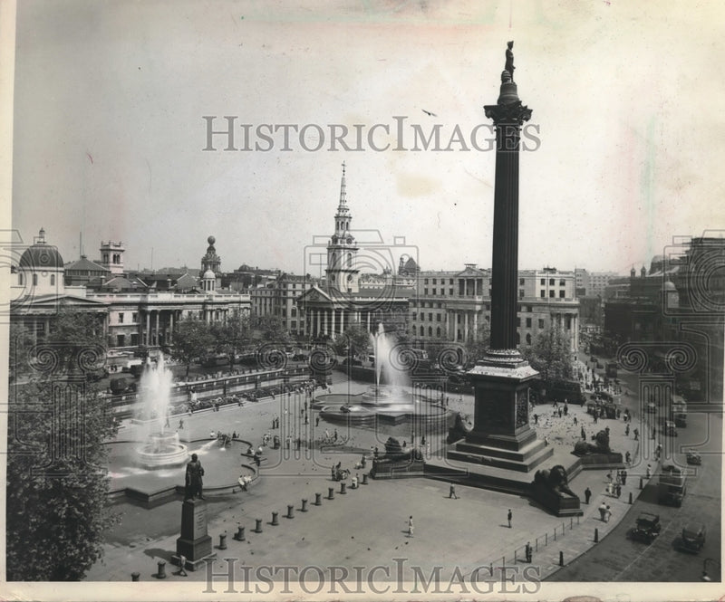 Load image into Gallery viewer, 1966 Press Photo Statue of Lord Nelson at London's Trafalgar Square, England.
