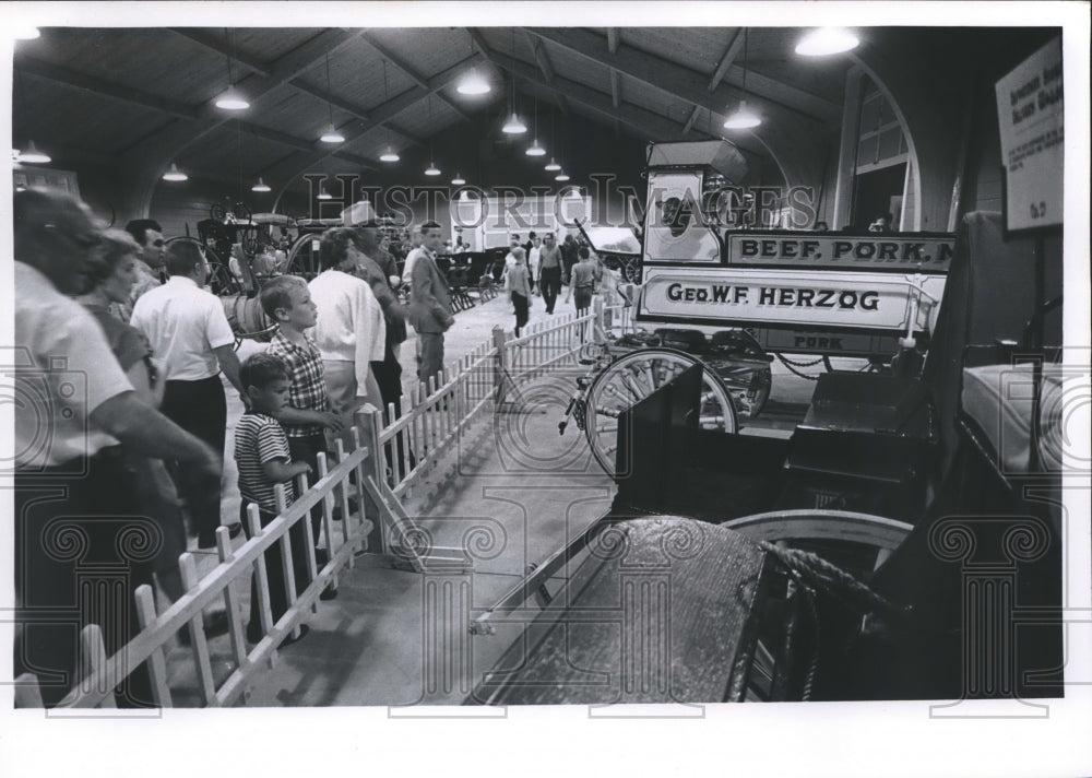 1968 Press Photo Wesley Jung Gives Carriage Collection to Wade House, Wisconsin