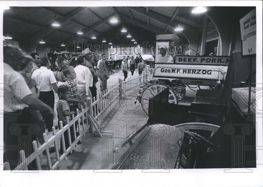 1968 Press Photo Wesley Jung Gives Carriage Collection to Wade House, Wisconsin