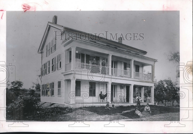 Load image into Gallery viewer, 1951 Press Photo Relaxing on front lawn of Wade House, Greenbush, Wisconsin
