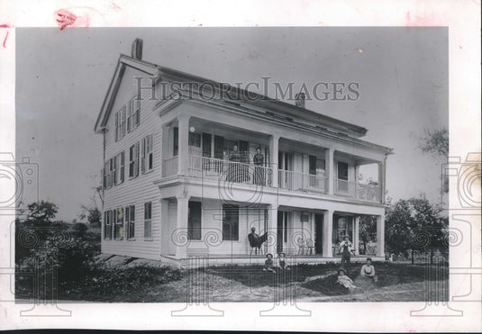 1951 Press Photo Relaxing on front lawn of Wade House, Greenbush, Wisconsin