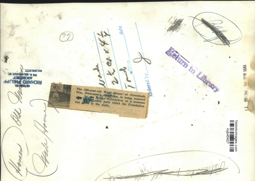 1951 Press Photo Relaxing on front lawn of Wade House, Greenbush, Wisconsin