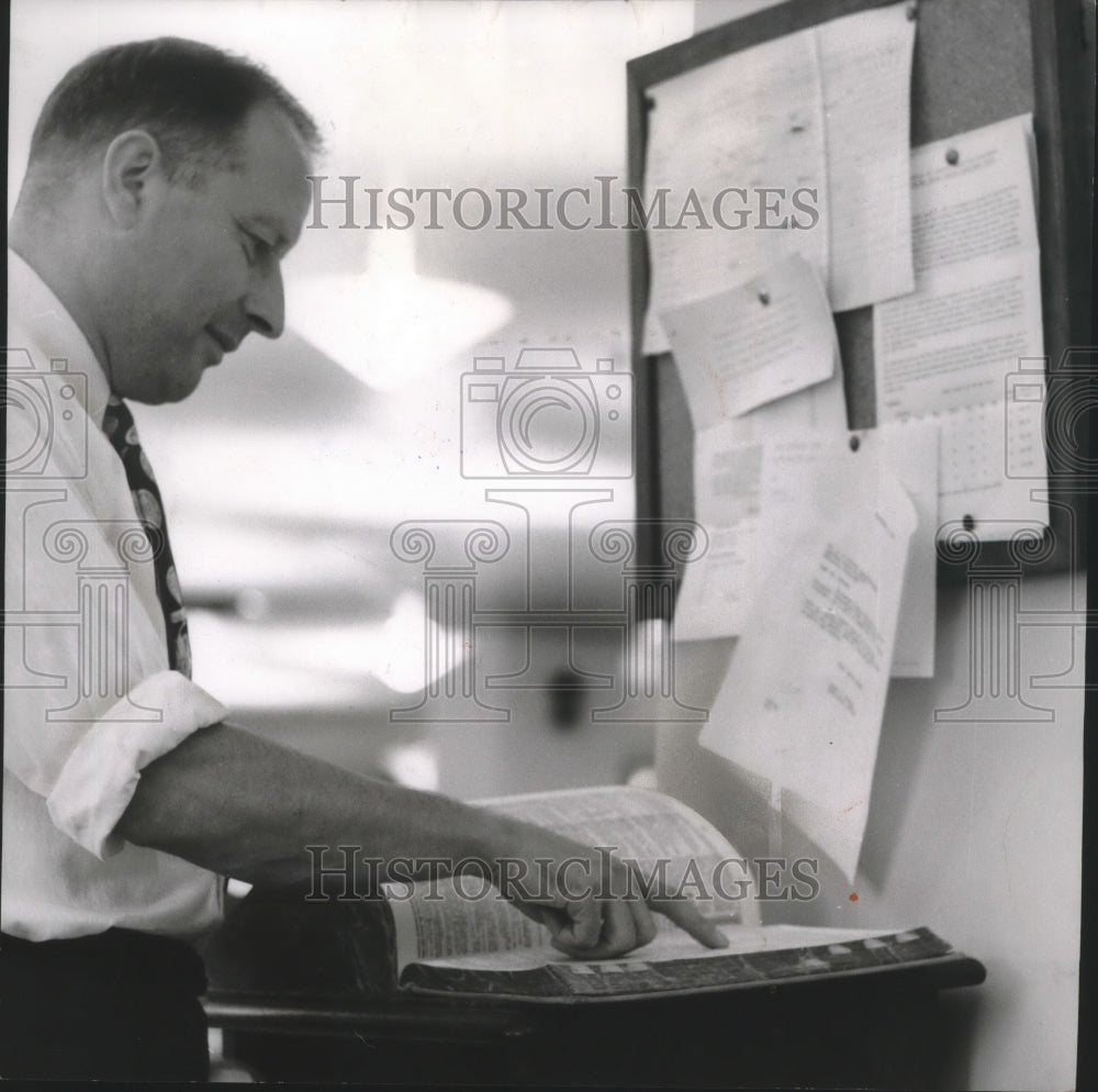 1954 Press Photo Milwaukee journalist, Walter Monfried using a dictionary- Historic Images