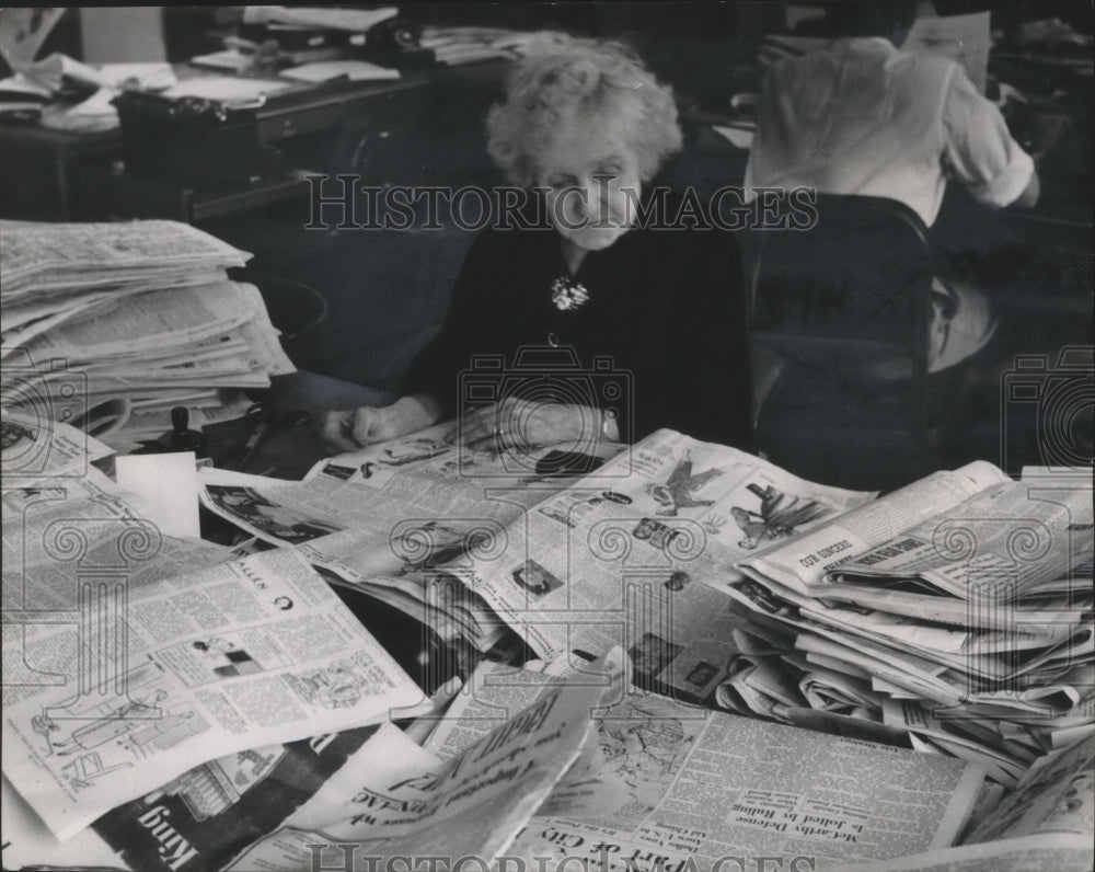 1954 Press Photo Florence Rowland, chief reader at The Milwaukee Journal- Historic Images