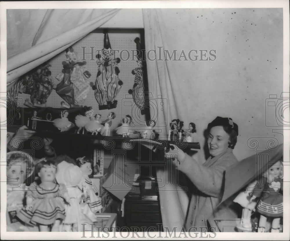 1954 Press Photo Lucille Preuss in department store surrounded by dolls- Historic Images