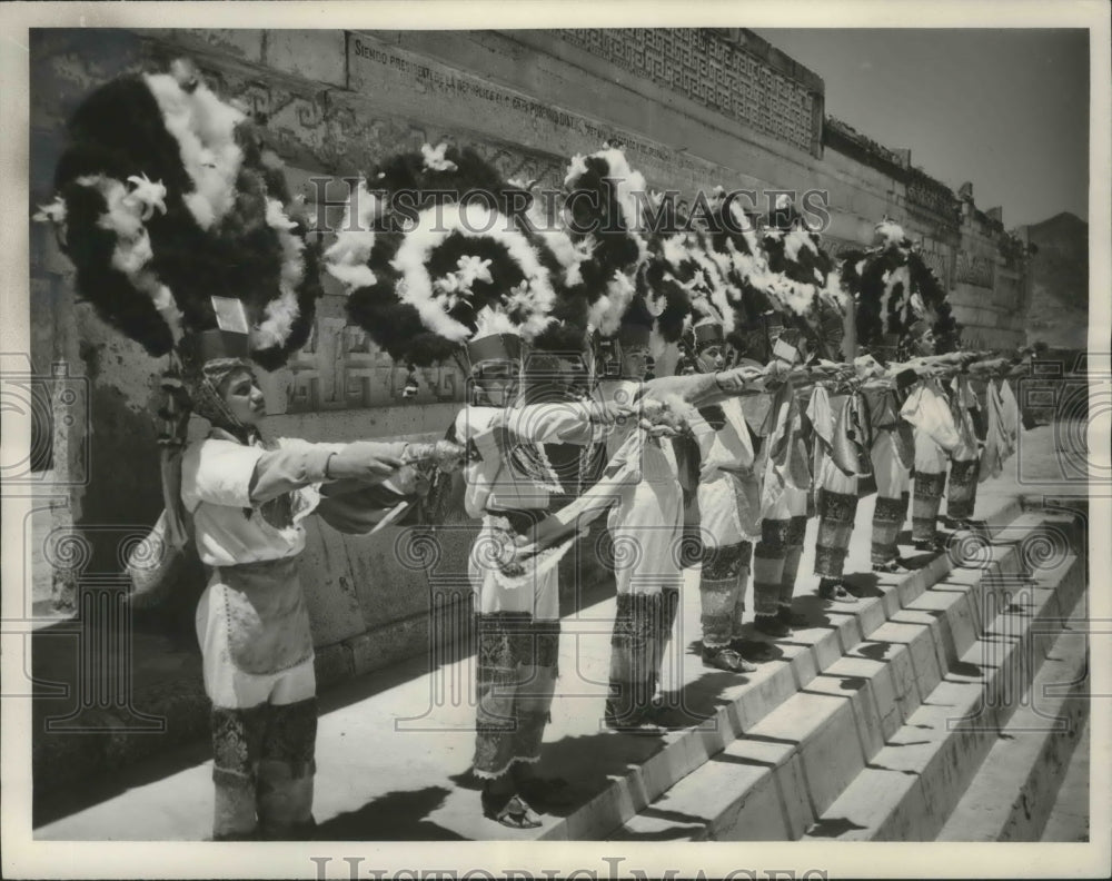 1961 Press Photo Children from Oxaca Public School performs feather dance,Mitla- Historic Images