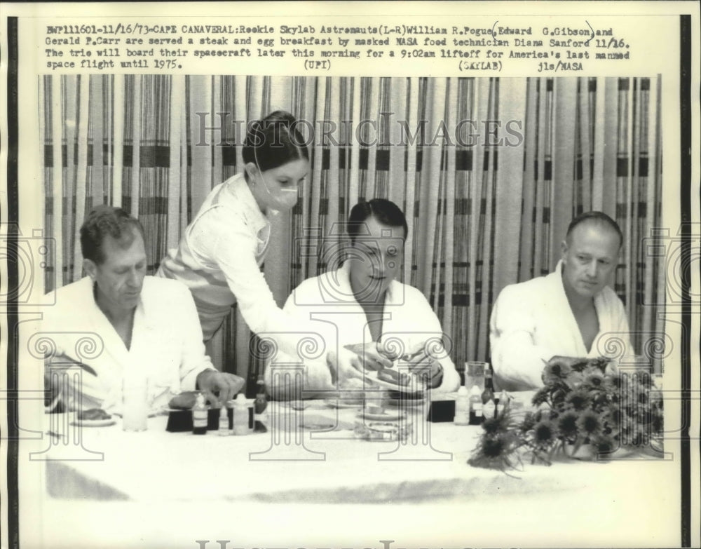 1973 Press Photo NASA Astronauts eat breakfast before spaceflight-Cape Canaveral- Historic Images