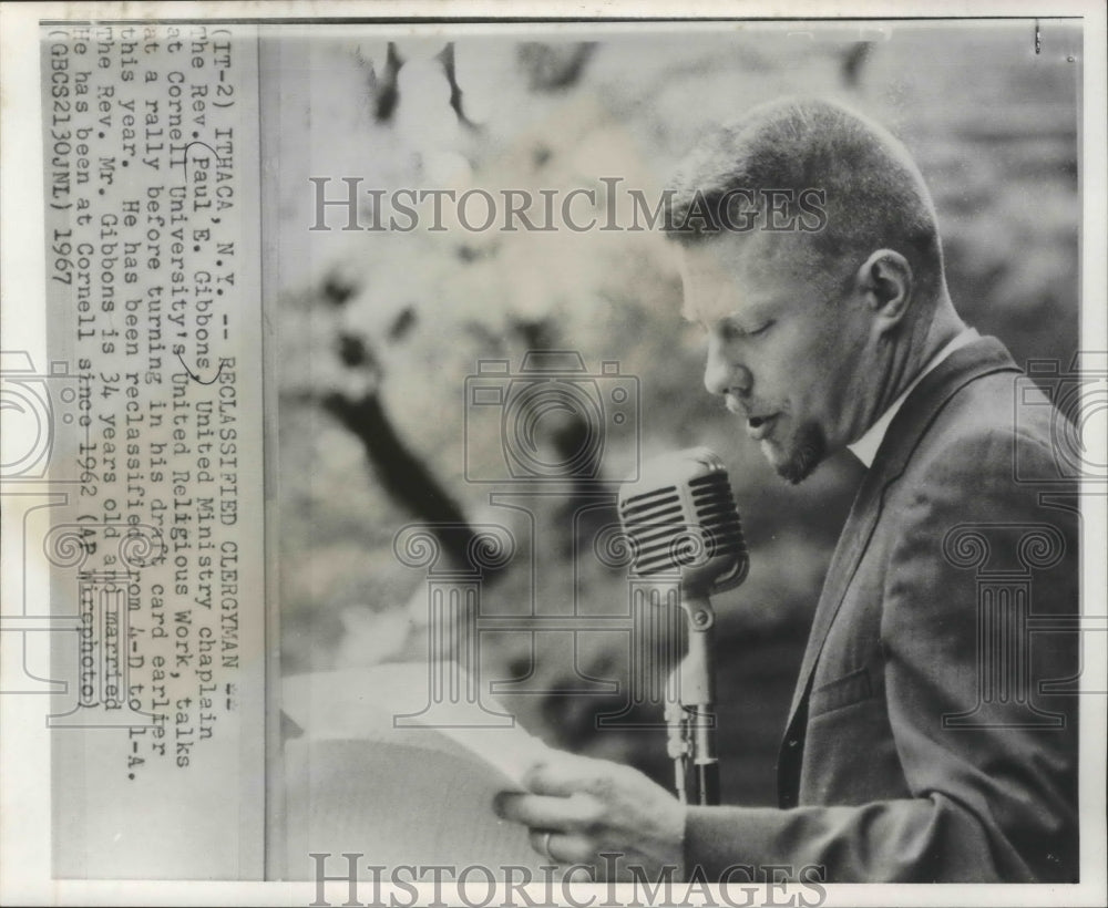 1967 Press Photo Catholic Rev. Paul E. Gibbons of the United Ministry Chaplain