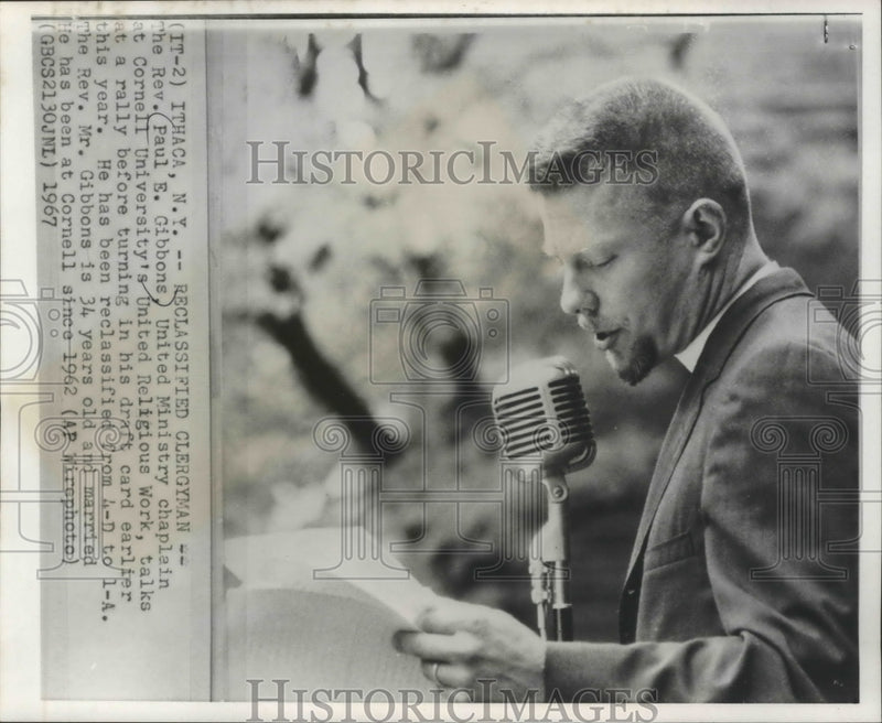 Load image into Gallery viewer, 1967 Press Photo Catholic Rev. Paul E. Gibbons of the United Ministry Chaplain
