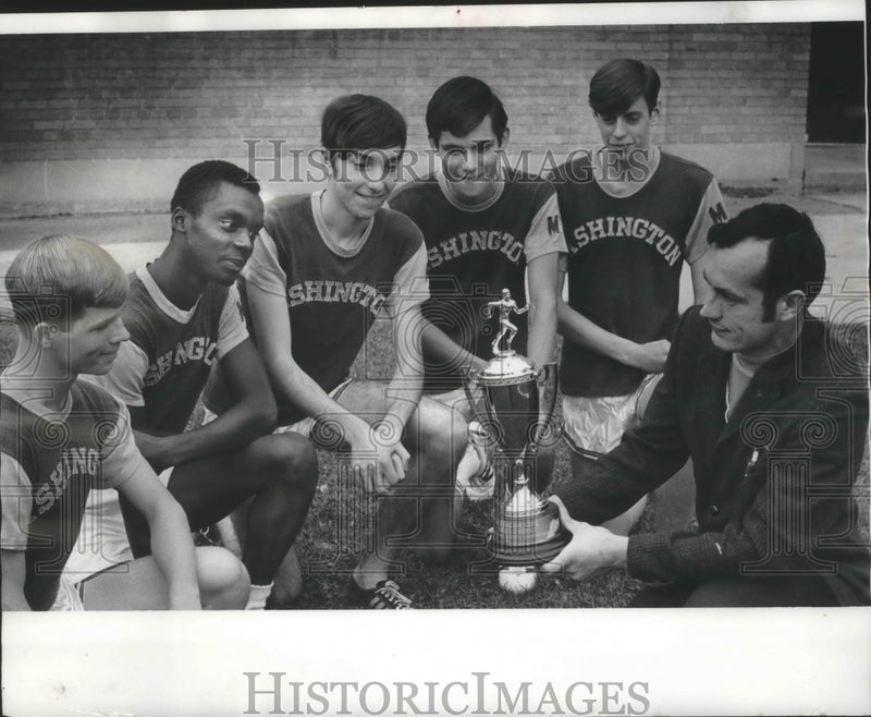 Load image into Gallery viewer, 1969 Press Photo Washington High School, the city's cross country champions
