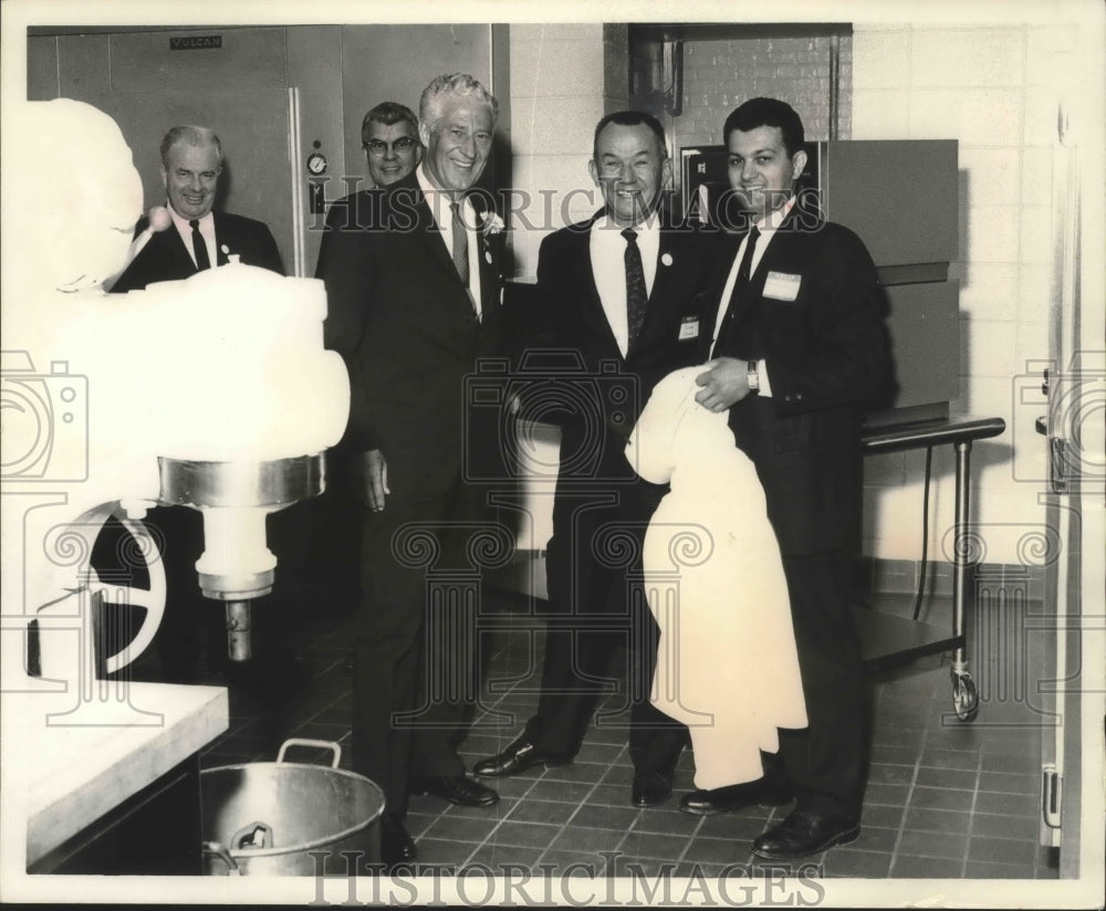 1968 Press Photo Jerry Giesen, President of Servomation, And Affiliates In Mil.