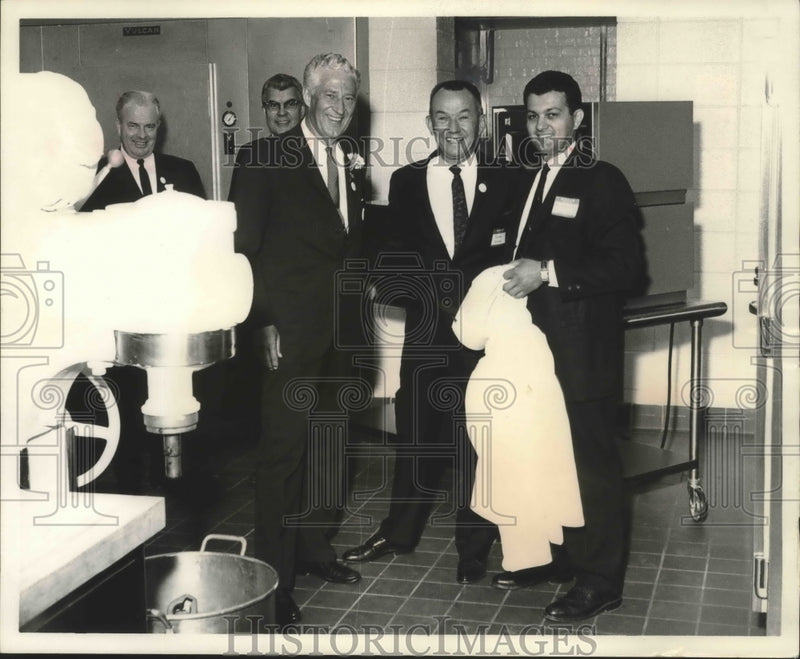 Load image into Gallery viewer, 1968 Press Photo Jerry Giesen, President of Servomation, And Affiliates In Mil.
