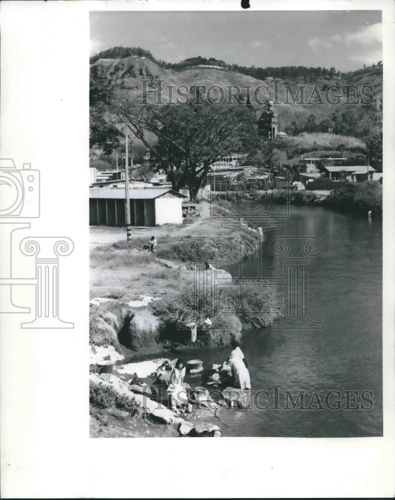 1974 Press Photo Women Do Their Laundry In A Stream In South Central Guatemala