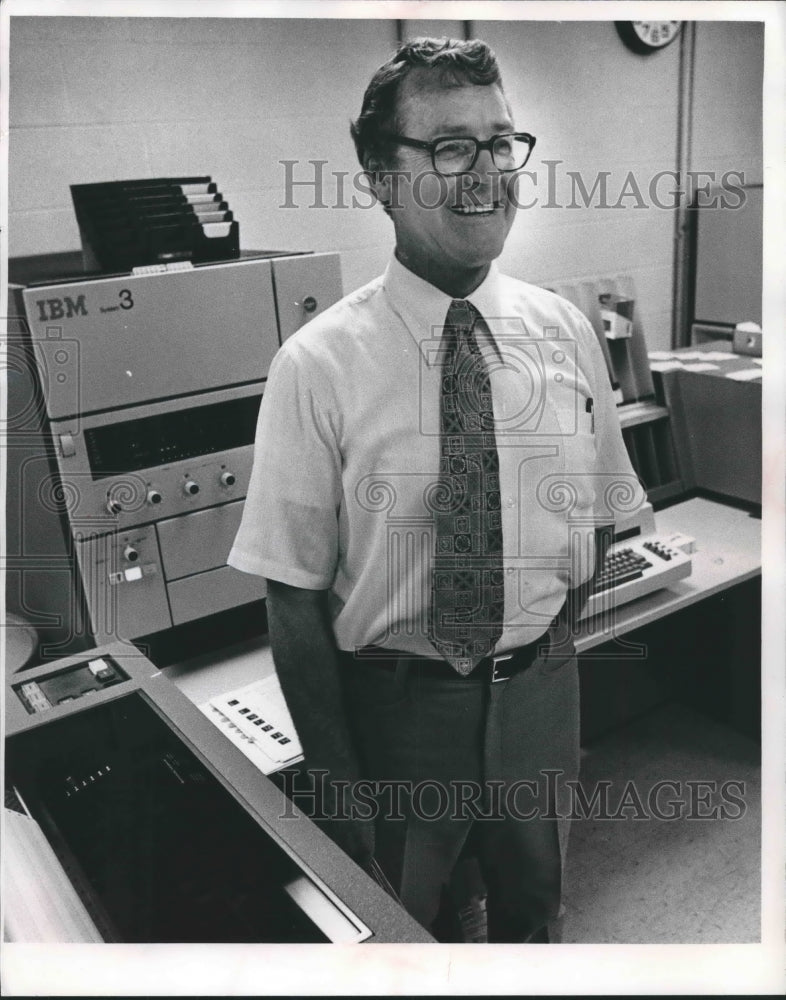 1973 Press Photo Richard L. Gillis, poses at Maysteel Products, Wisconsin.- Historic Images