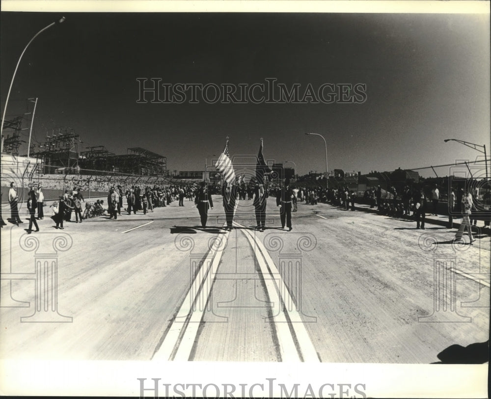 1981 Press Photo Milwaukee Color Guard opening ceremony of  27th Street Viaduct- Historic Images