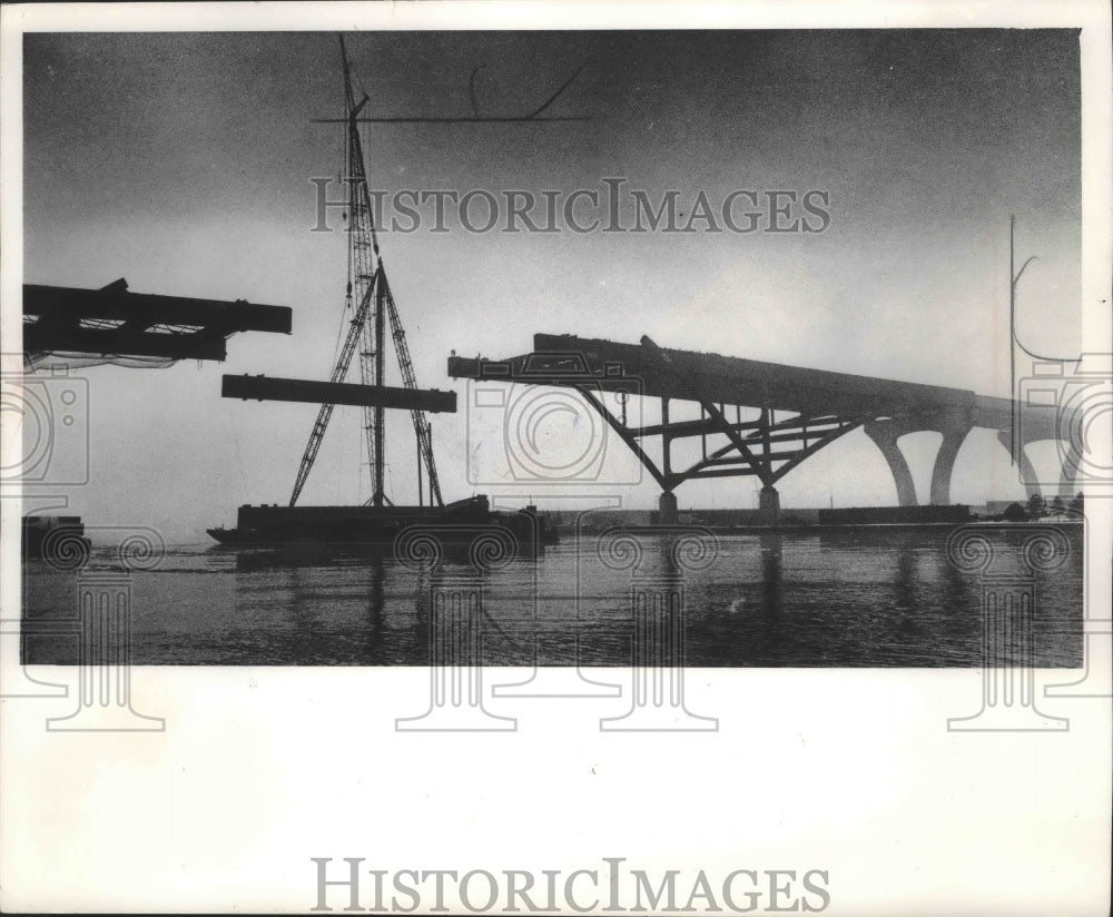 1972 Press Photo Crane lifts steel beam for Milwaukee&#39;s Harbor Bridge- Historic Images