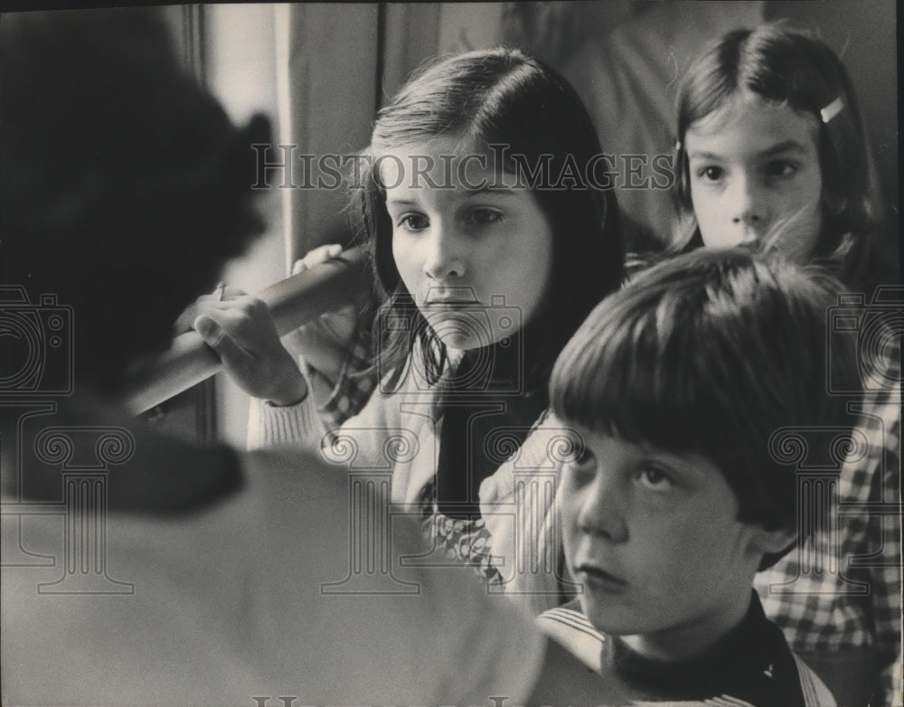 1975 Press Photo Lisa Bernthal and classmates of Lincoln School in Racine- Historic Images