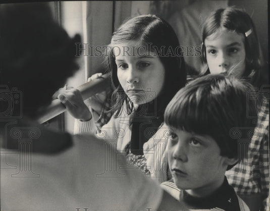 1975 Press Photo Lisa Bernthal and classmates of Lincoln School in Racine- Historic Images
