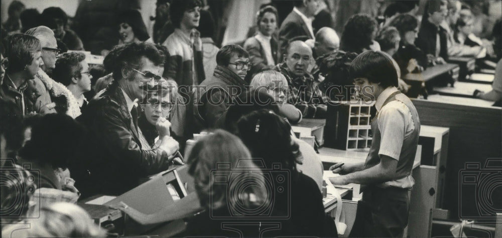 1979 Press Photo Traffic at Milwaukee Airport Mitchell Field during the holidays- Historic Images