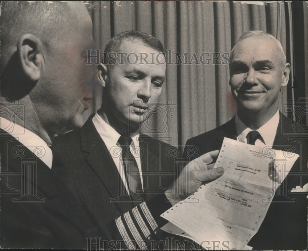1965 Press Photo Captain Bernard A. Thielgan promotes Commander Charles W Miller