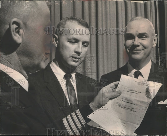 1965 Press Photo Captain Bernard A. Thielgan promotes Commander Charles W Miller