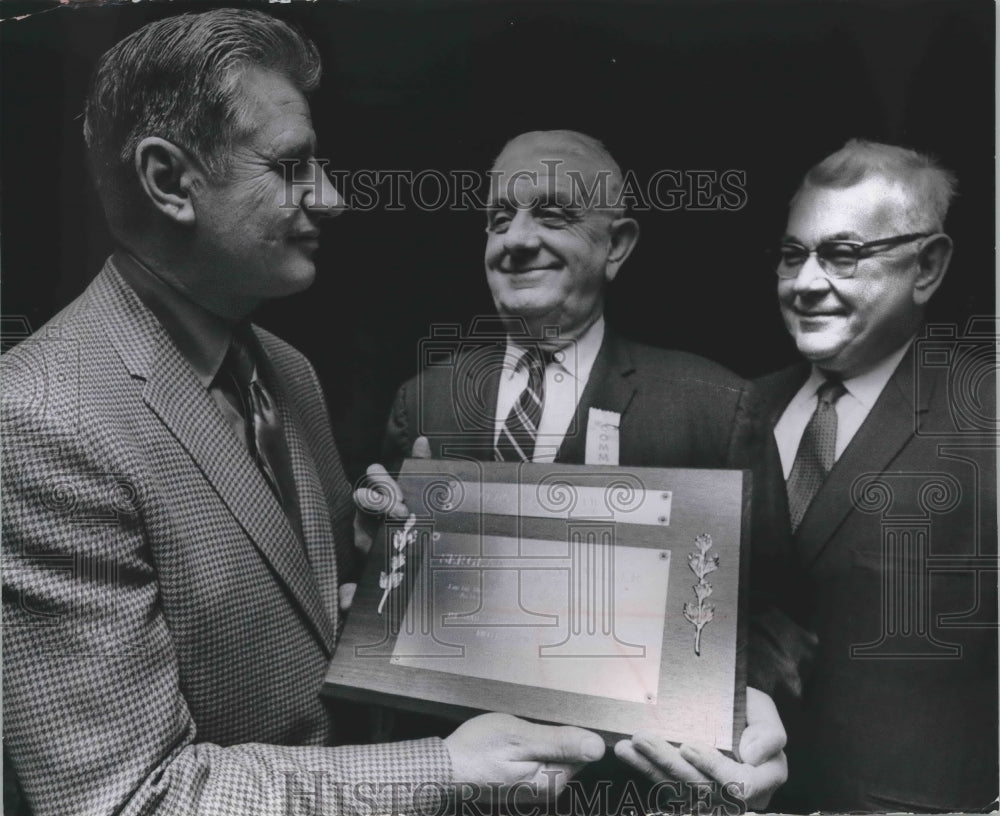 1969 Press Photo Sergeant Frank Miller being presented the heroism award.