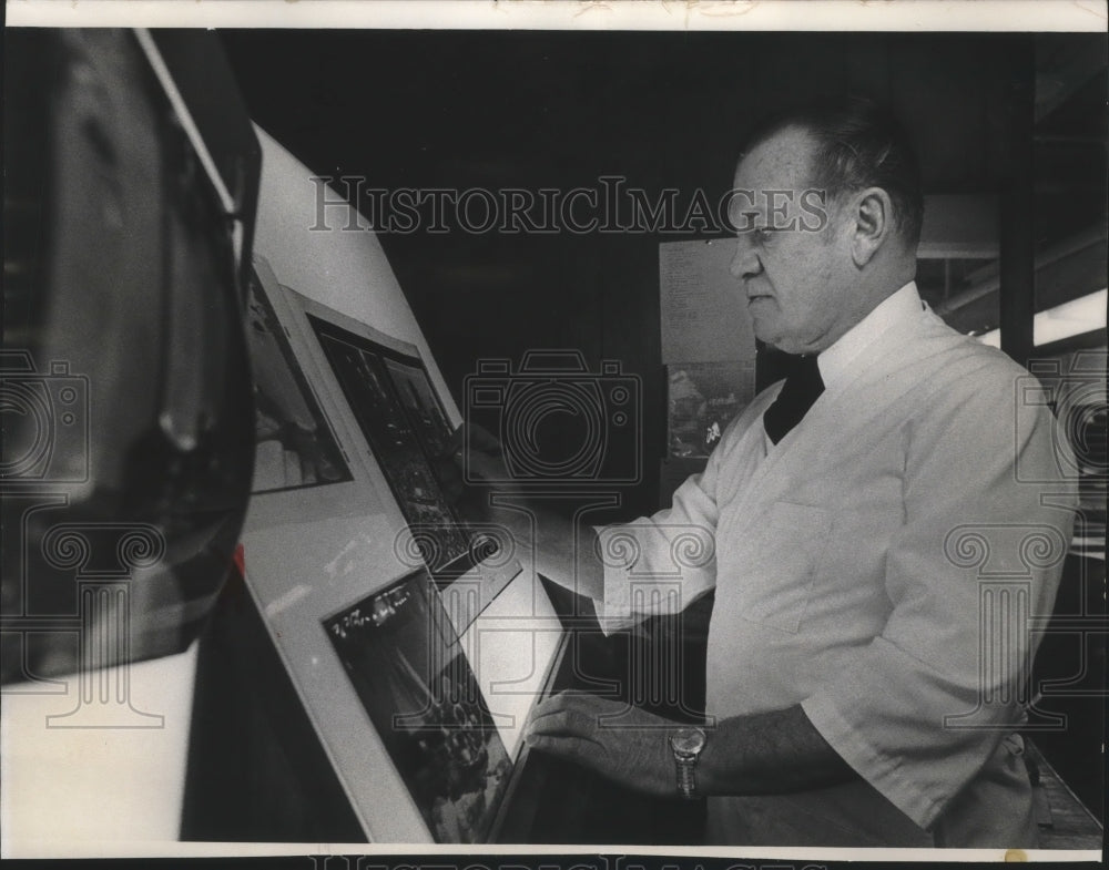 1975 Press Photo Paul W. Mueller, president of Mueller Color Plate Company