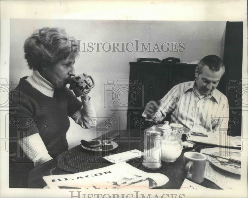 1977 Press Photo Parents of Karen Quinlan, Joseph &amp; Julia eating breakfast- Historic Images