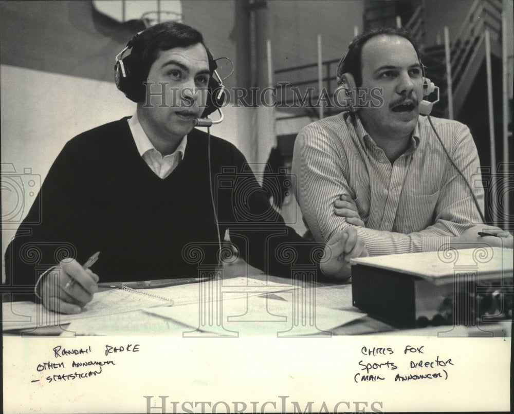 1985 Press Photo Rep. Randall Radtke and Chris Fox call a basketball game- Historic Images