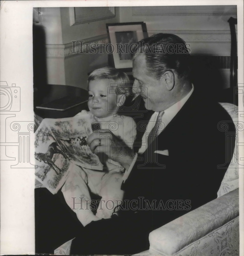 1966 Press Photo Nelson Rockefeller, Jr. shares book with his father, Albany, NY