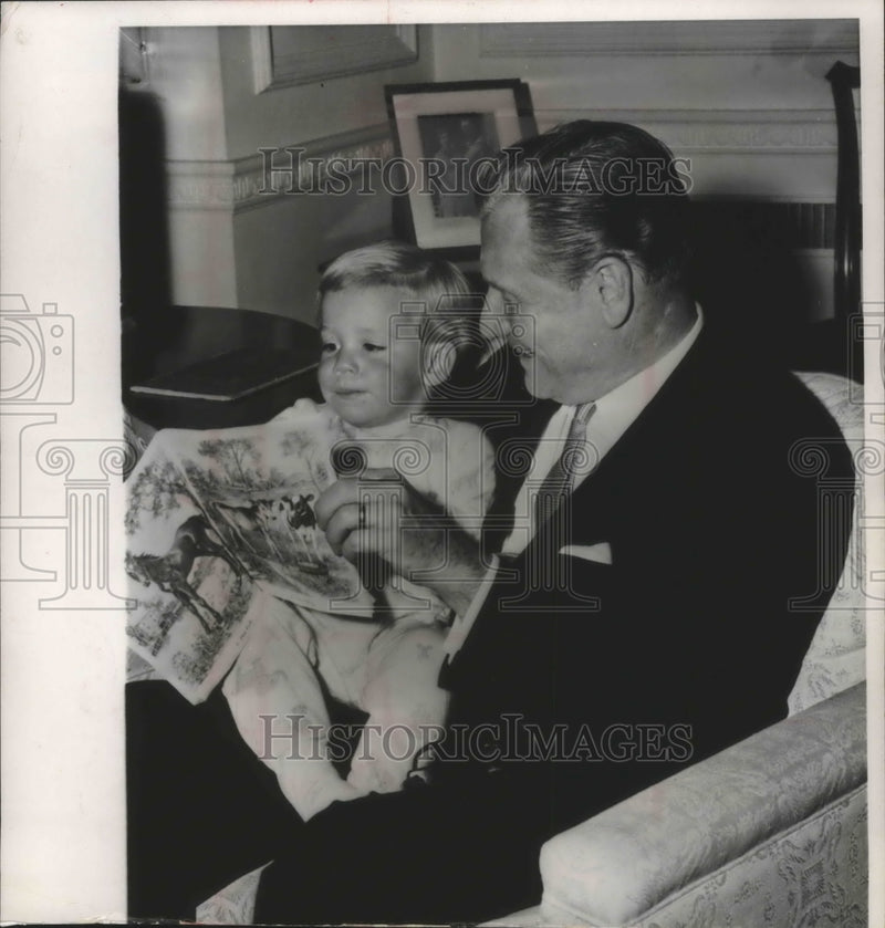 Load image into Gallery viewer, 1966 Press Photo Nelson Rockefeller, Jr. shares book with his father, Albany, NY
