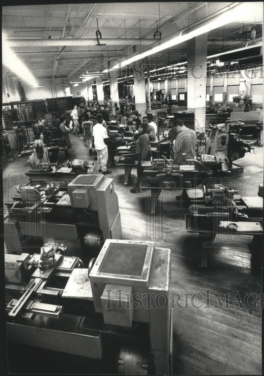 1993 Press Photo Teacher Nou Vang instructs students in machine shop, Milwaukee.
