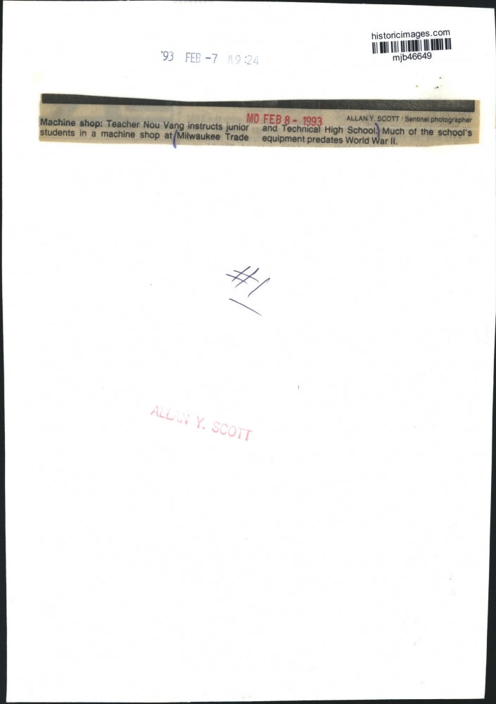 1993 Press Photo Teacher Nou Vang instructs students in machine shop, Milwaukee.