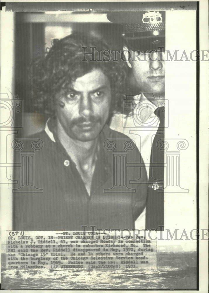 1971 Press Photo Father Nicholas J. Riddell after arrest in Missouri - mjb46715