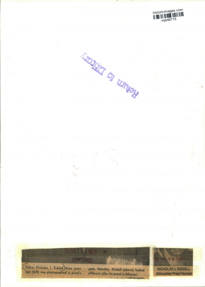 1971 Press Photo Father Nicholas J. Riddell after arrest in Missouri - mjb46715