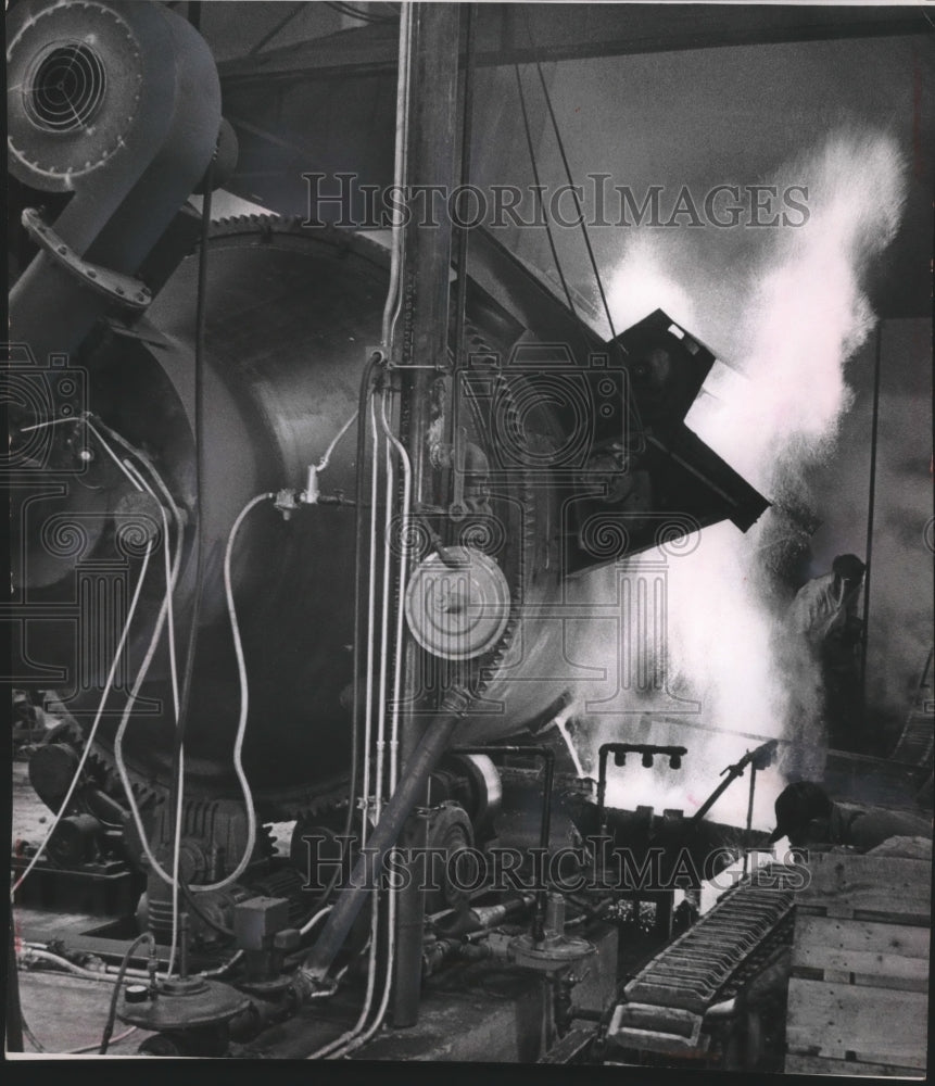 1964 Press Photo A large furnace at Melting & Refining Co., Milwaukee, Wisconsin