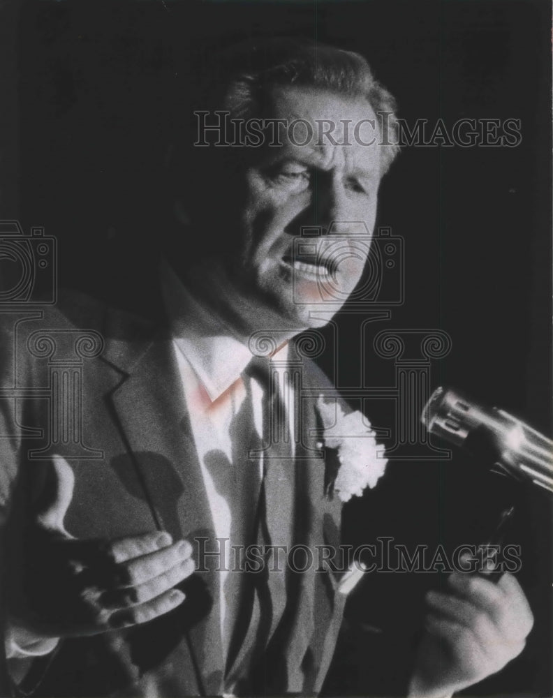 1963 Press Photo Governor Nelson Rockefeller speaks at Milwaukee Auditorium- Historic Images