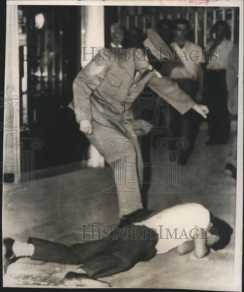 1965 Press Photo A Greek Policeman Kicks a Demonstrator in Athens Greece