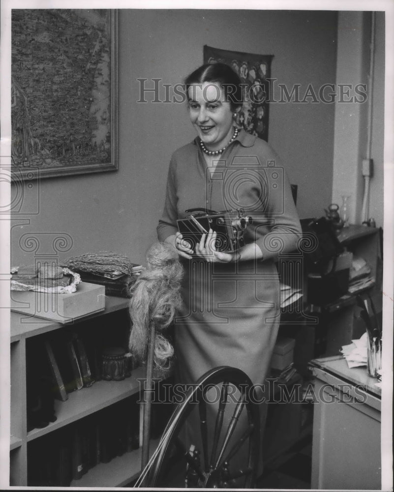 1956 Press Photo Miss Edith Quade assistant curator of education - Historic Images