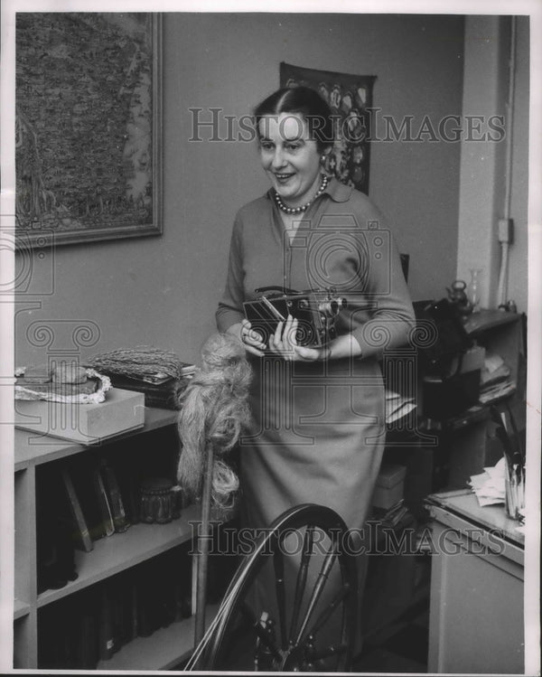1956 Press Photo Miss Edith Quade assistant curator of education ...